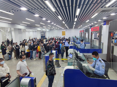 東興口岸重啟出境游 團(tuán)隊(duì)旅游首日迎來4200余人次流通